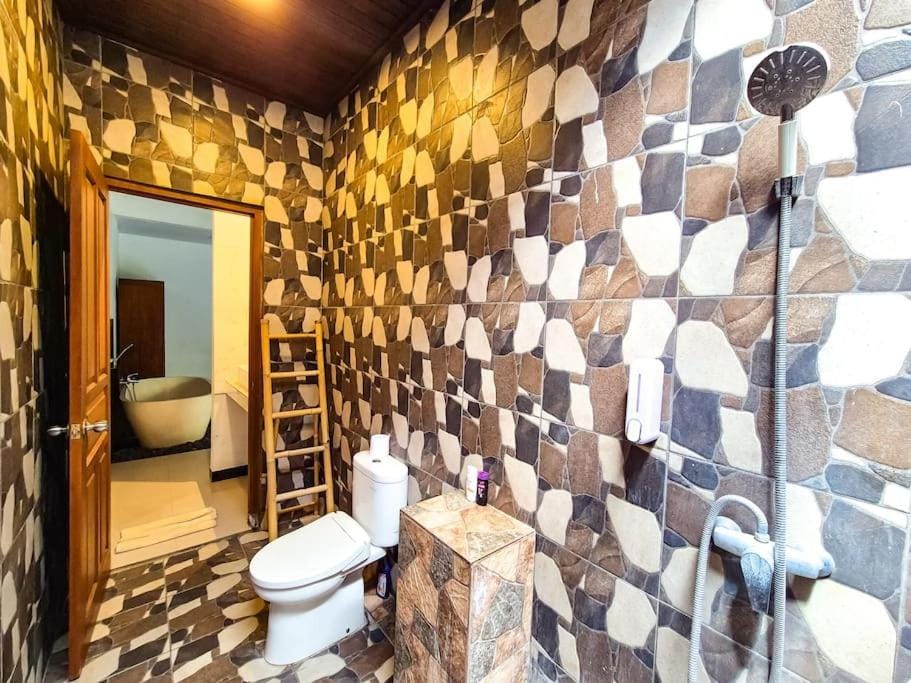 Shower, Toilet