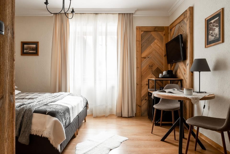 Bed, TV and multimedia, Photo of the whole room, Bedroom