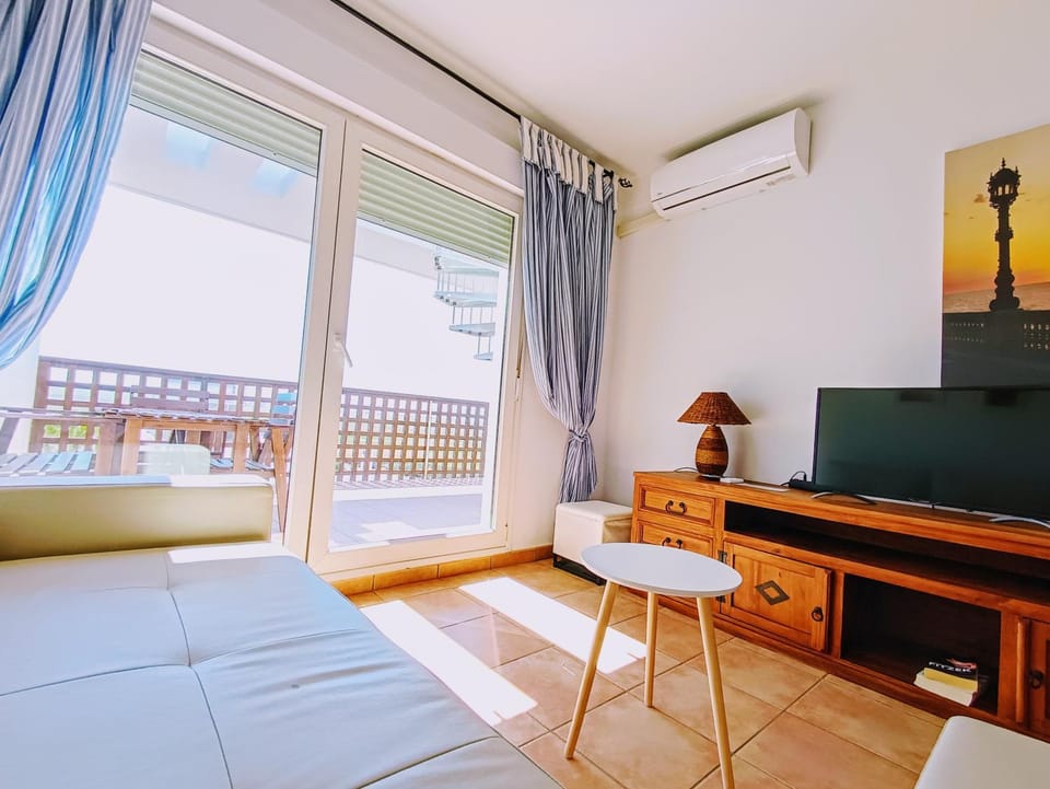 Living room, Photo of the whole room, air conditioner
