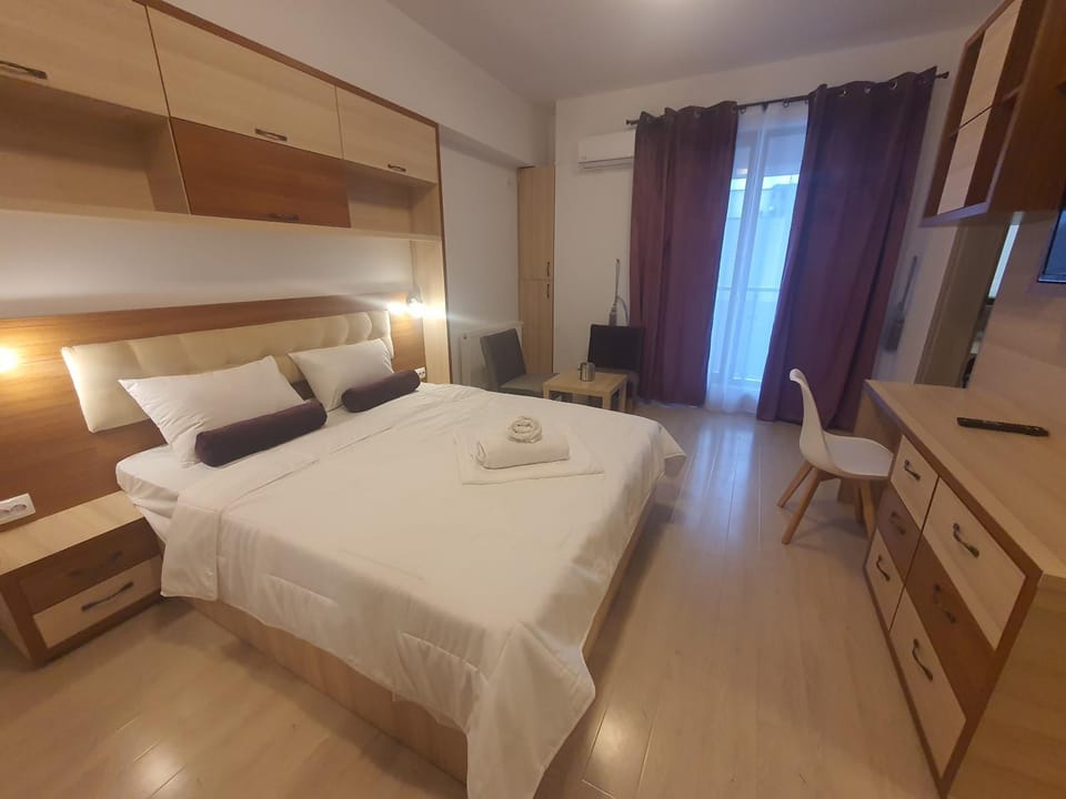 Bed, TV and multimedia, Photo of the whole room, Seating area, Bedroom, hair dresser, towels