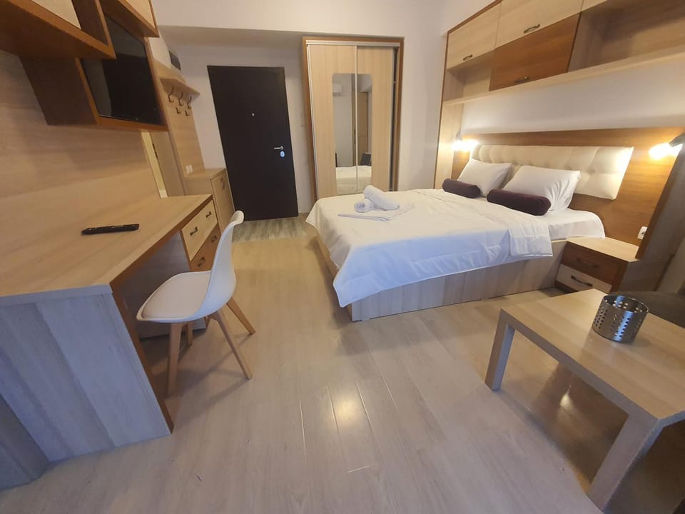 Bed, TV and multimedia, Photo of the whole room, Bedroom, hair dresser, wardrobe