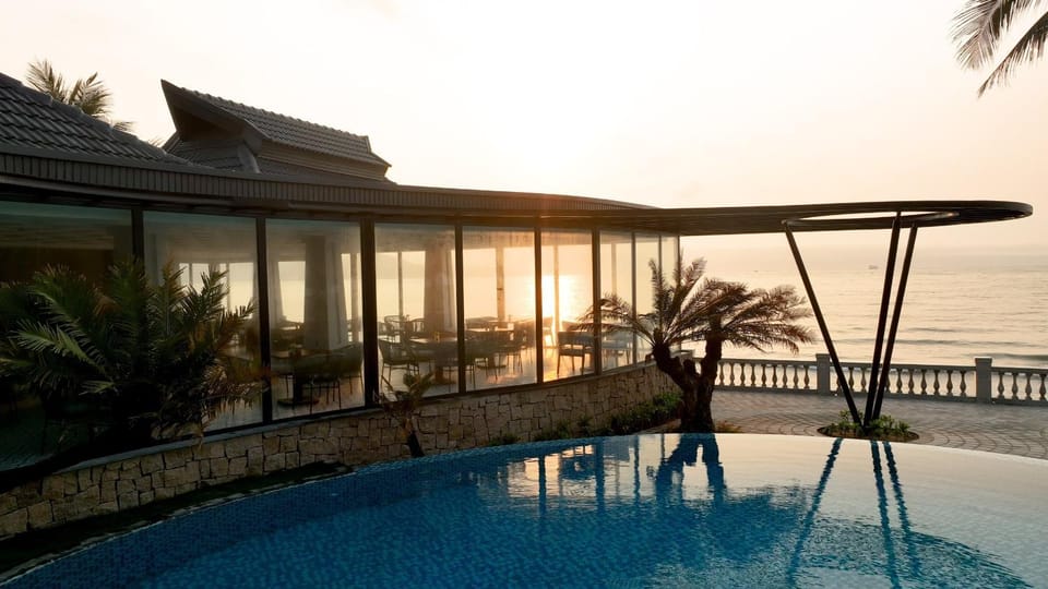 Restaurant/places to eat, Food and drinks, Swimming pool