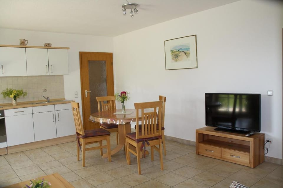 TV and multimedia, Kitchen or kitchenette, Seating area, Dining area