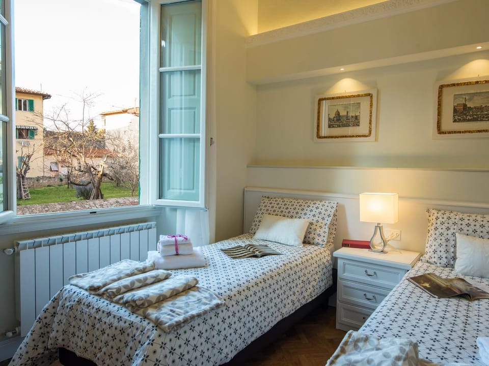 Bed, TV and multimedia, View (from property/room), Photo of the whole room, Bedroom, City view, Garden view, Landmark view