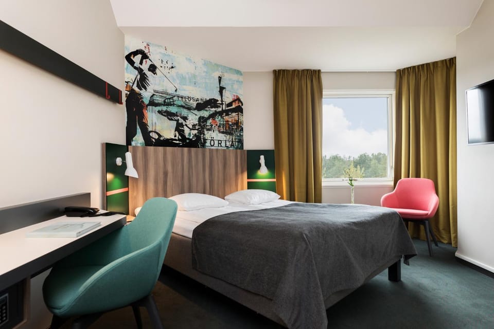 Shower, Toilet, Bed, Bathroom, TV and multimedia, View (from property/room), Photo of the whole room, Seating area, Bedroom, City view, Street view, towels