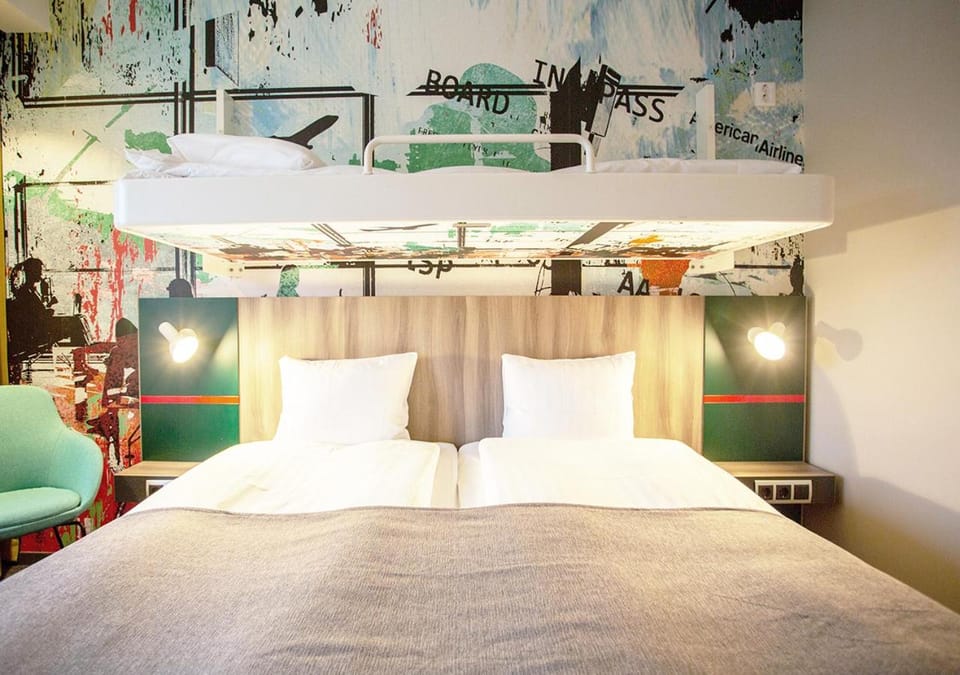 Bed, Night, Photo of the whole room, Bedroom, children, young children, older children, bunk bed