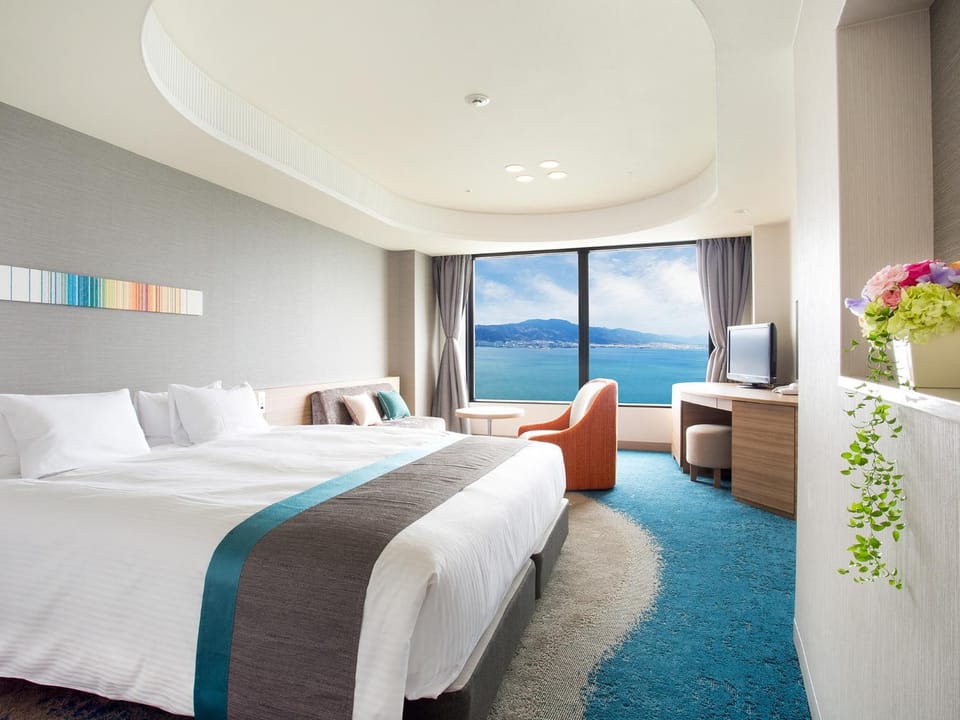 Bed, Lake view