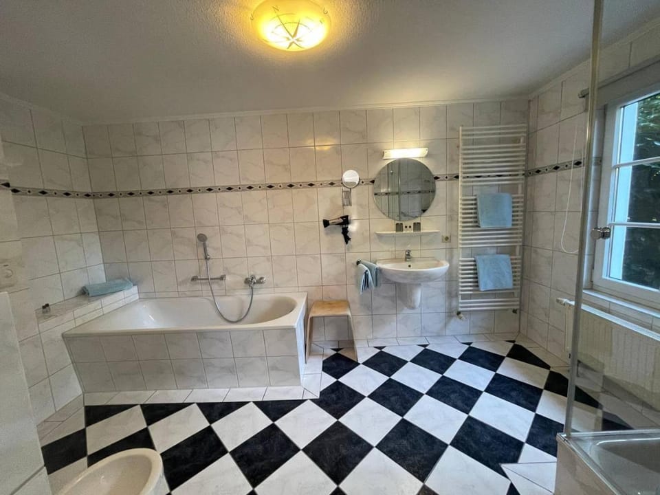 Shower, Toilet, Bathroom, Bath, bidet, towels