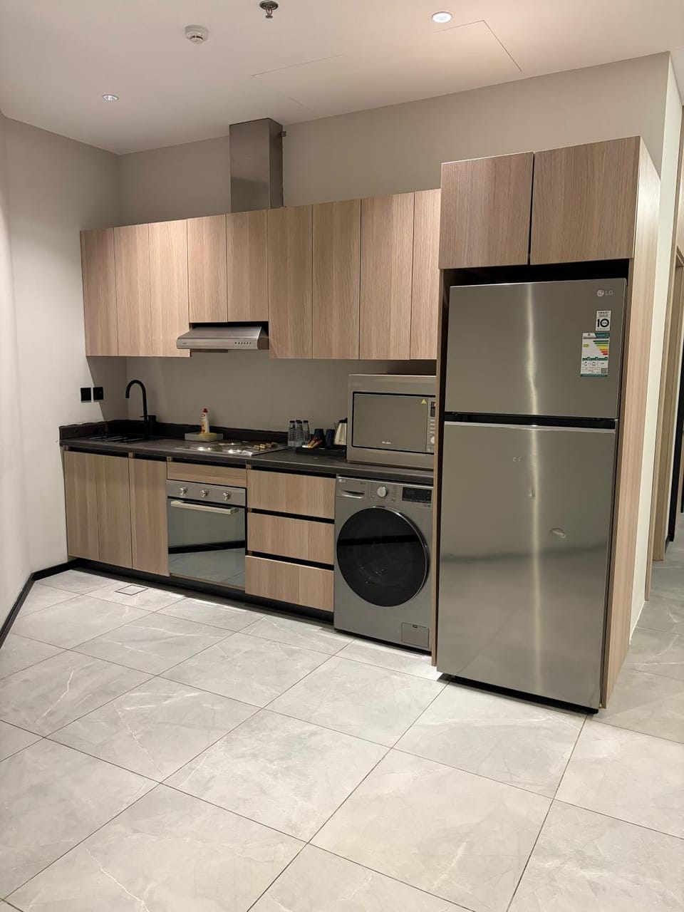 Kitchen or kitchenette, oven, washing machine