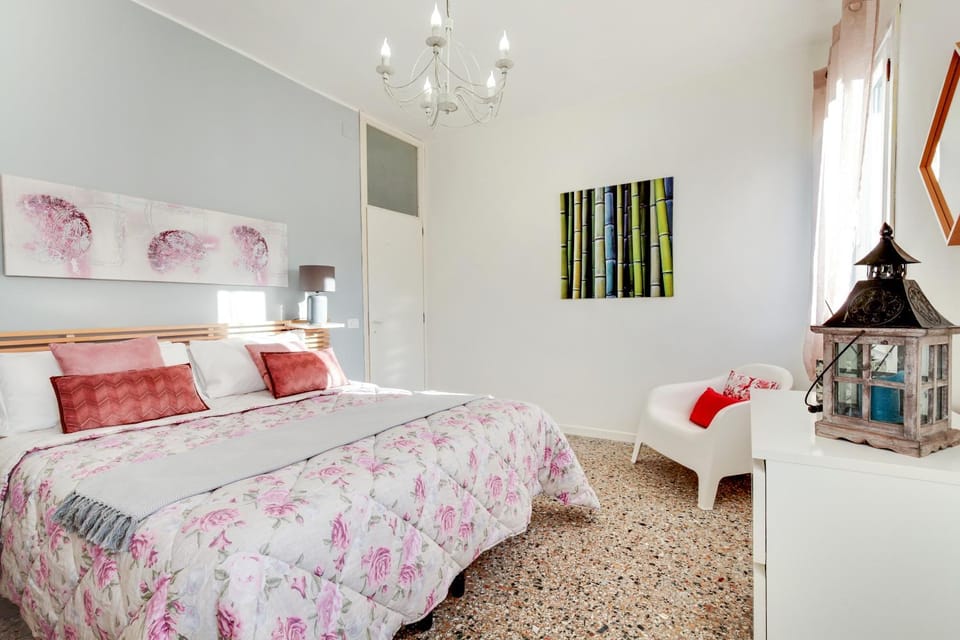 Photo of the whole room, Bedroom