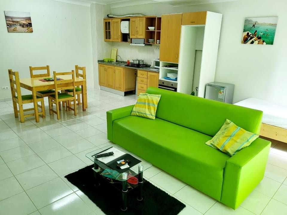 Kitchen or kitchenette, Living room, minibar, stove
