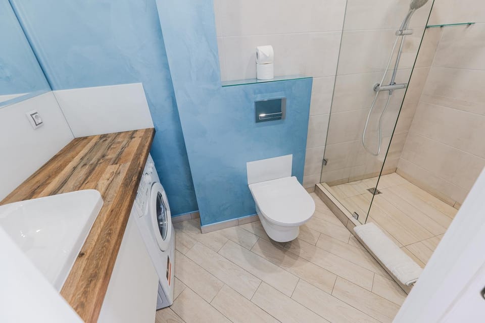 Shower, Toilet