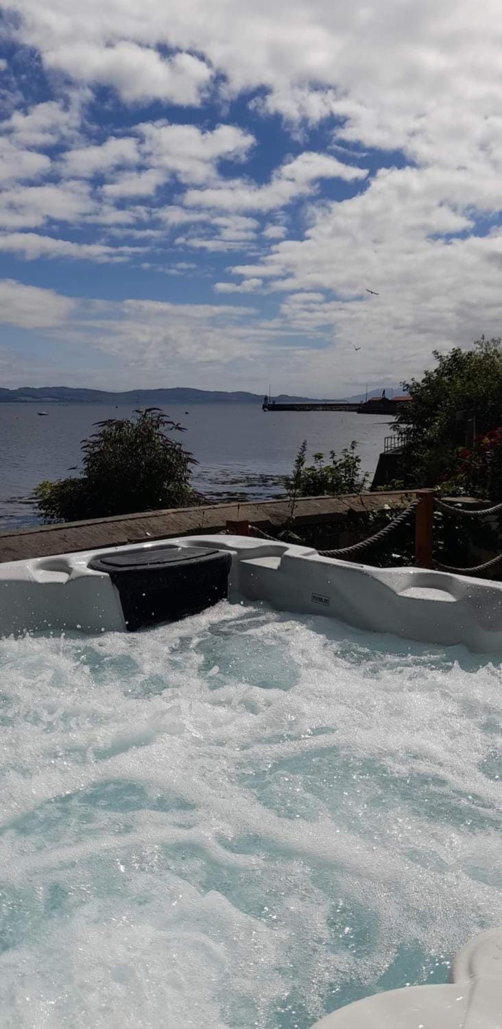Hot Tub, Hot Tub