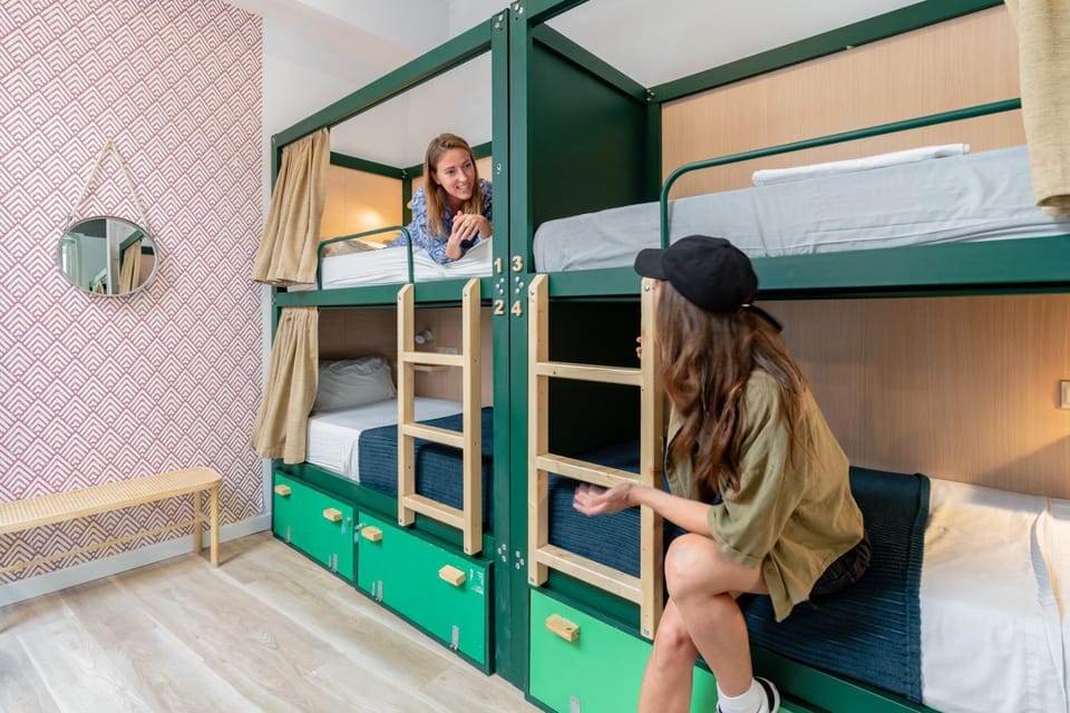 Bed, People, Photo of the whole room, Bedroom, group of guests, bunk bed
