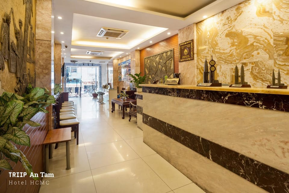 Restaurant/places to eat, Living room, Banquet/Function facilities, Seating area, Text overlay