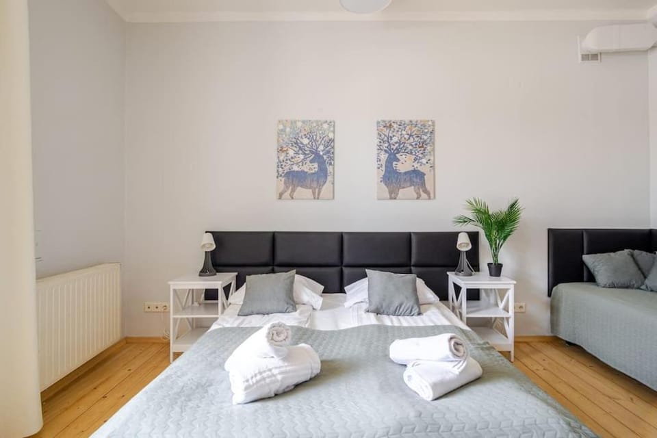 Bed, Photo of the whole room, towels