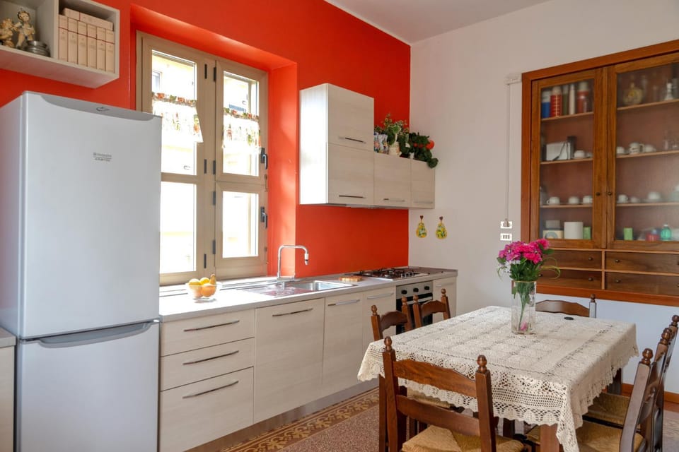 Kitchen or kitchenette, Dining area, oven