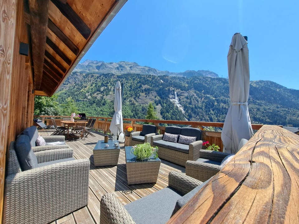 Patio, Winter, Summer, BBQ facilities, Mountain view