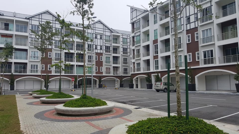 Property building, Facade/entrance, Natural landscape, Garden, Garden view