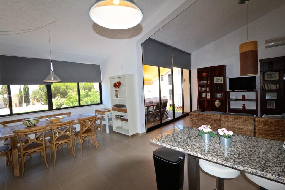 Kitchen or kitchenette, Living room, Seating area, Dining area