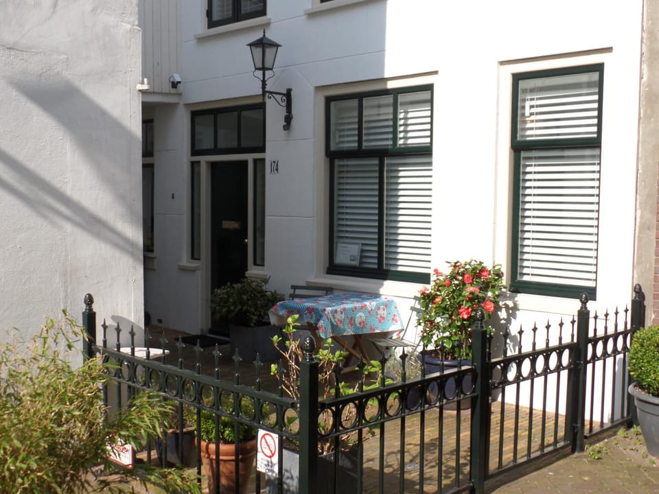Facade/entrance, Balcony/Terrace
