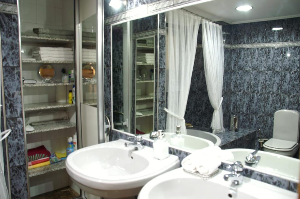 Staff, Bathroom