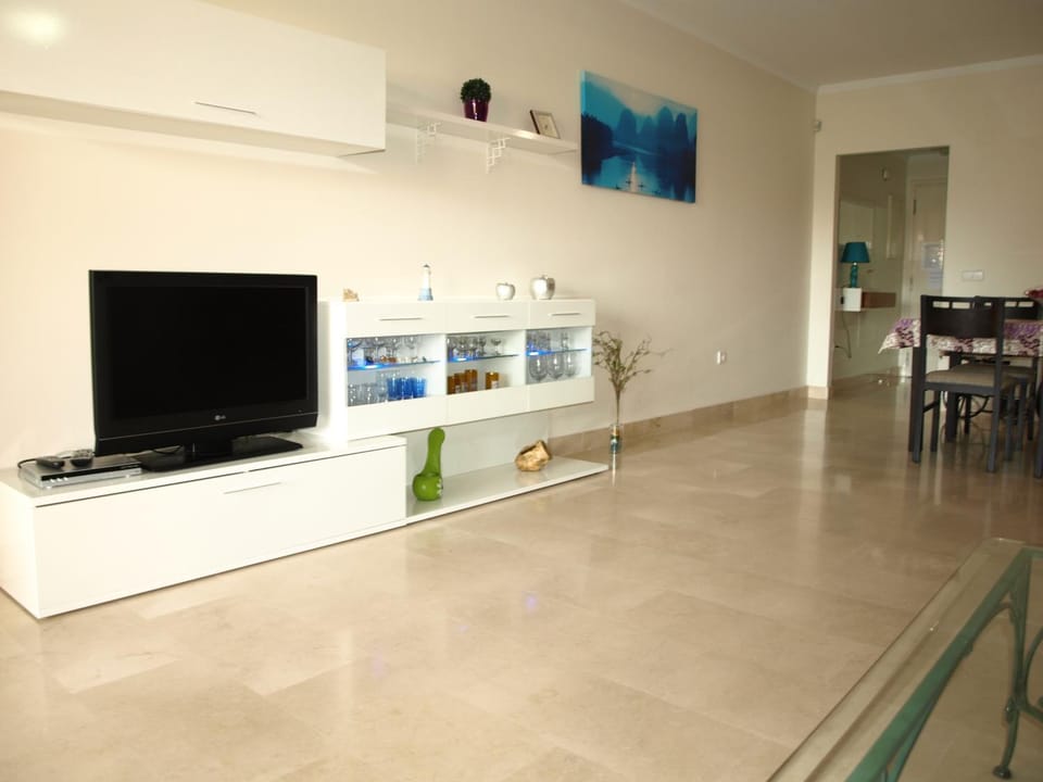 Communal lounge/ TV room, Decorative detail, Dining area, Garden view