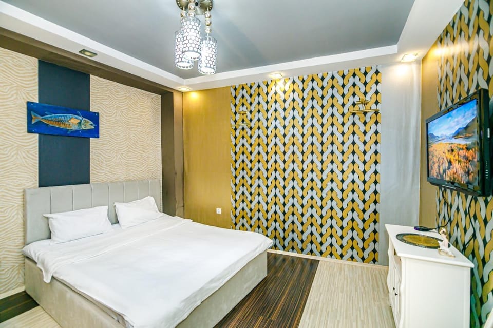 Bed, TV and multimedia, Photo of the whole room, Bedroom