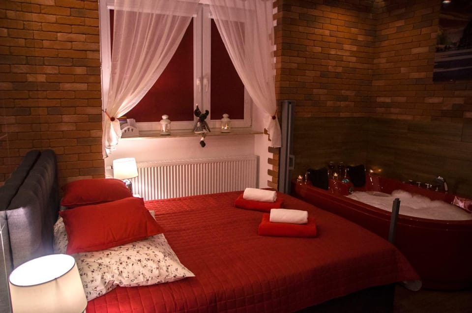 Bed, Hot Tub, Bedroom