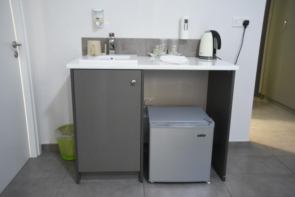 Shower, Toilet, Bathroom, Drinks, Alcoholic drinks