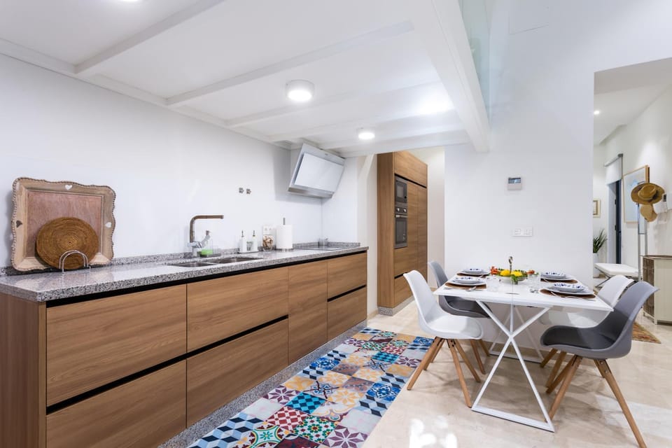 Kitchen or kitchenette, Photo of the whole room, Dining area