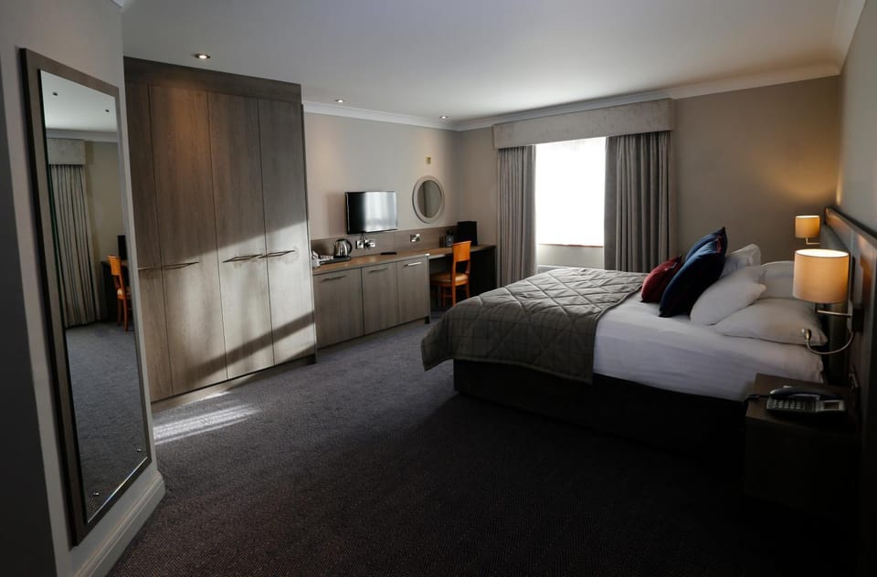 Bed, TV and multimedia, Bedroom, hair dresser, wardrobe