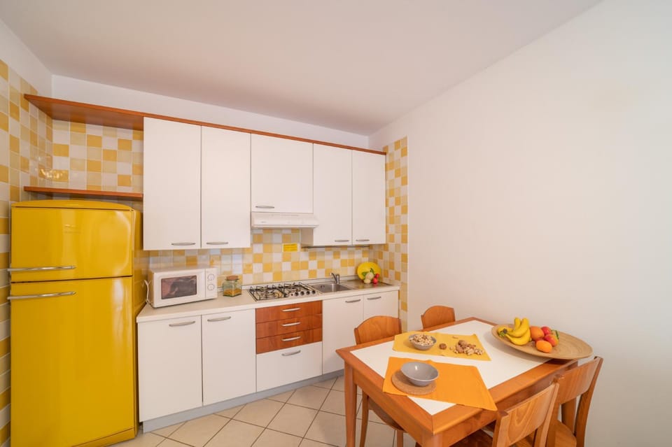 Kitchen or kitchenette, Dining area, oven, stove