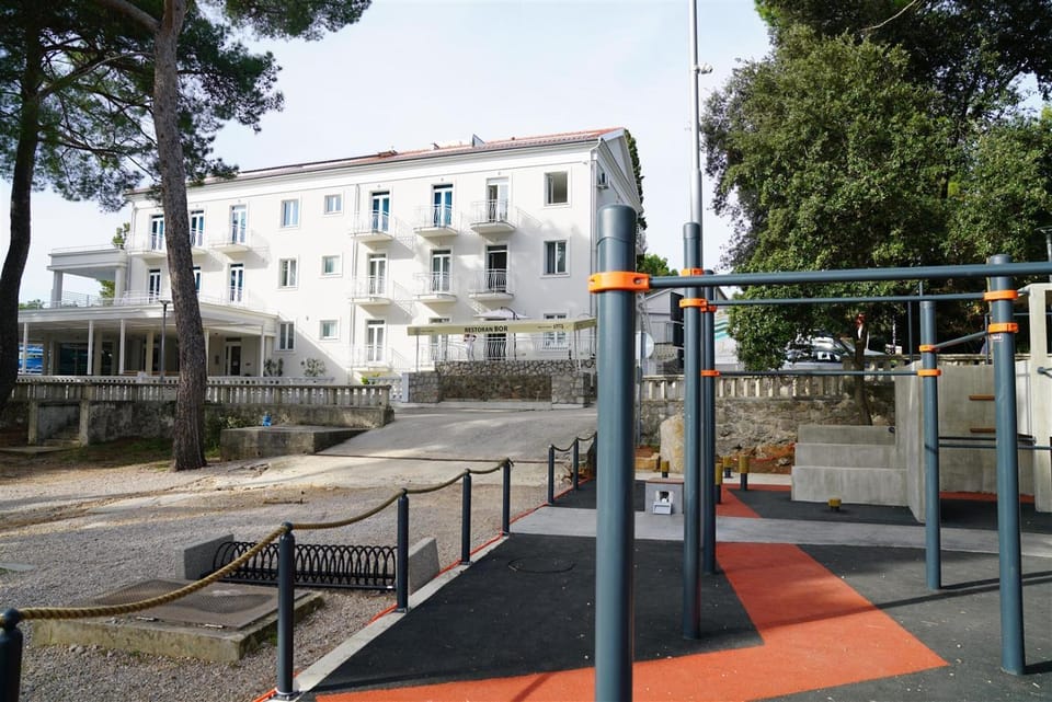 Property building, Day, Neighbourhood, Fitness centre/facilities, On site, Sports, Sports, Entertainment