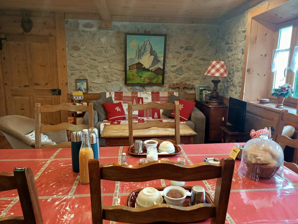 Living room, Dining area