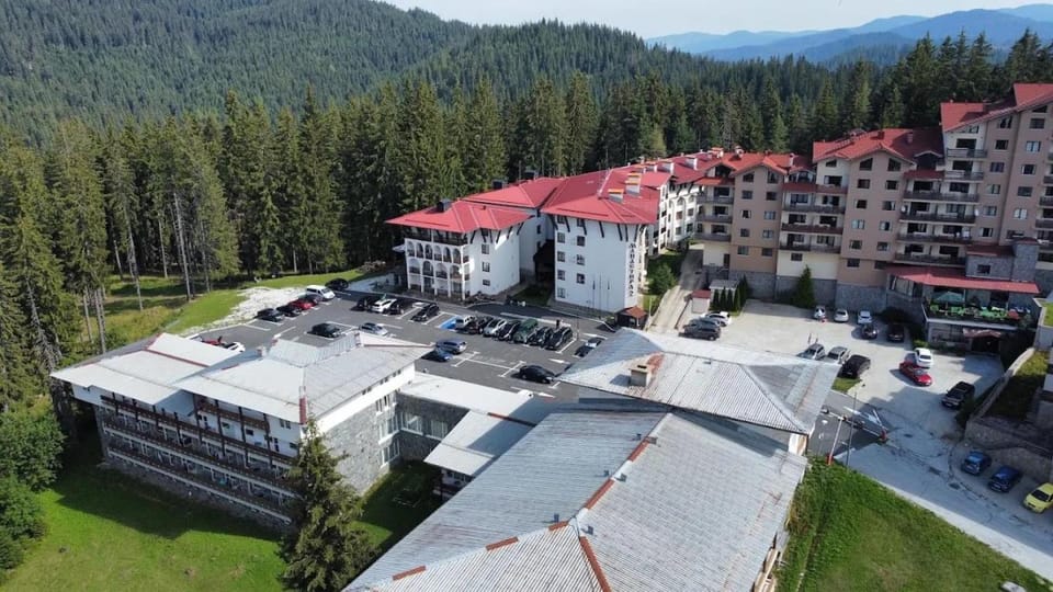 Property building, Neighbourhood, Natural landscape, Bird's eye view, Mountain view, Parking