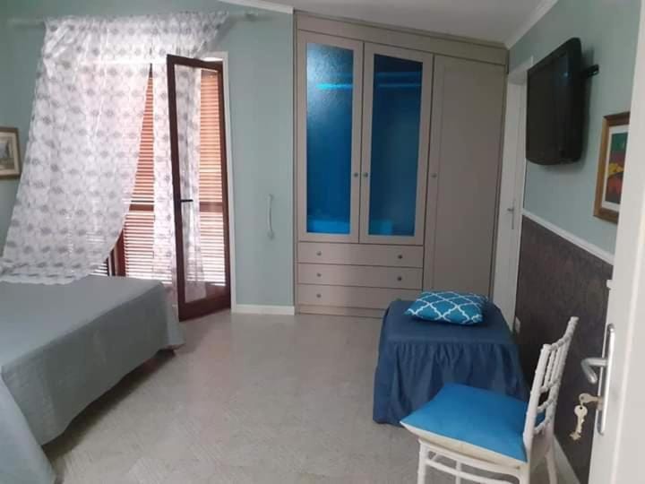 Bed, TV and multimedia, Photo of the whole room, Bedroom, wardrobe