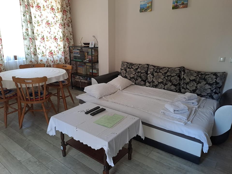 Bed, Living room, Seating area