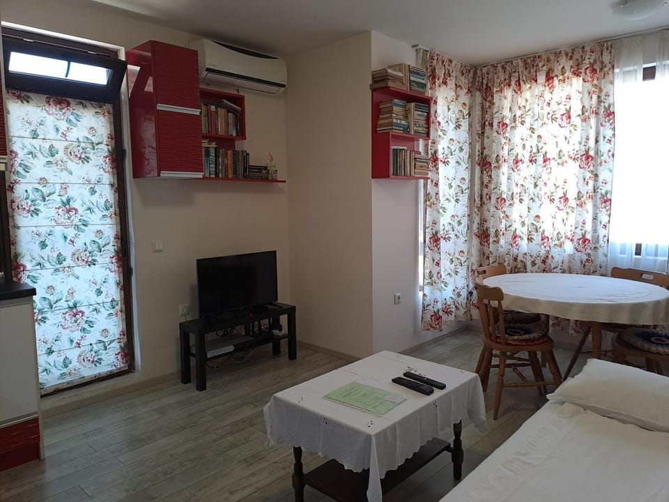 TV and multimedia, Kitchen or kitchenette, Living room, Photo of the whole room, Seating area, Dining area, air conditioner