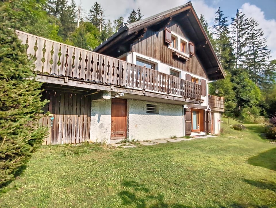 Property building, Spring, Day, Natural landscape, Garden, Garden view