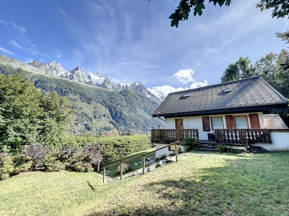 Property building, Spring, Day, Natural landscape, Garden, Garden view, Mountain view