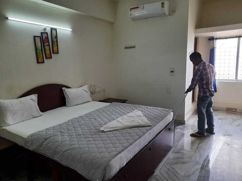Photo of the whole room, Bedroom