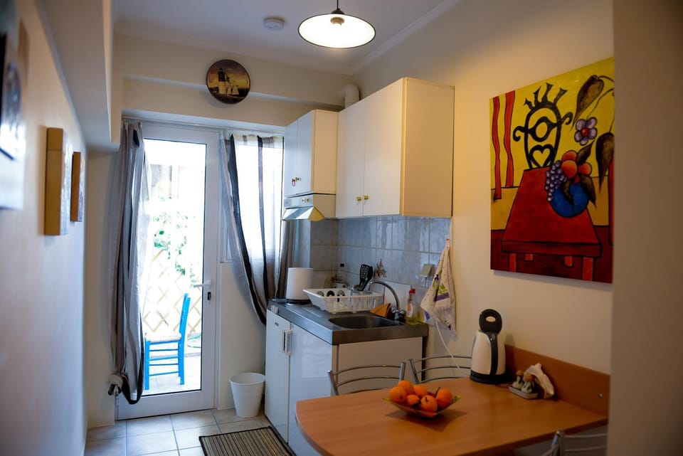 Coffee/tea facilities, Kitchen or kitchenette, Dining area