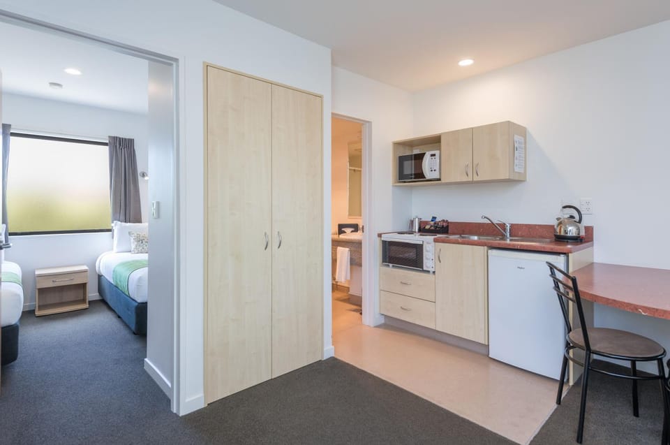 Coffee/tea facilities, Kitchen or kitchenette, Living room, Seating area