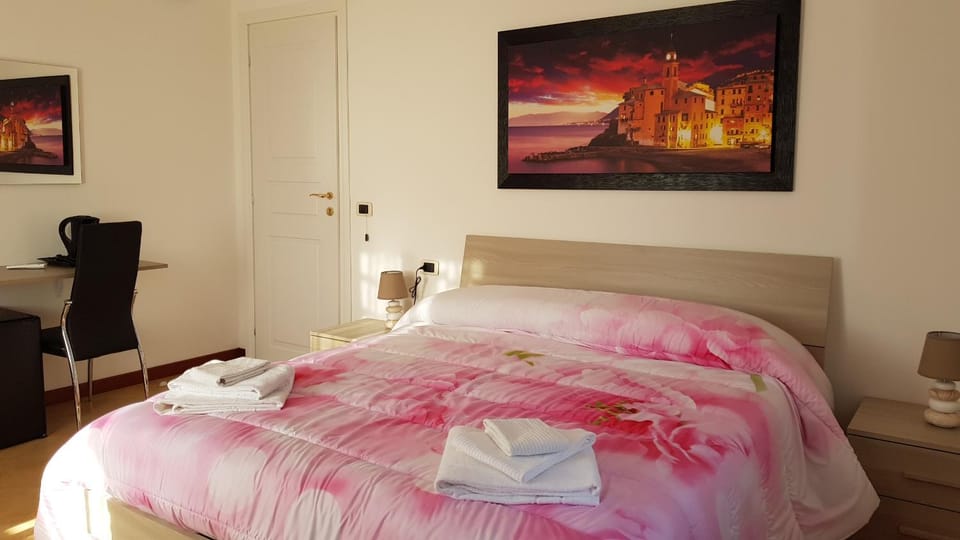 Bed, Photo of the whole room, children, young children, older children, group of guests, cot, Family