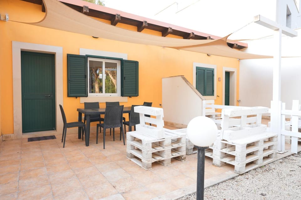 Patio, Day, Dining area