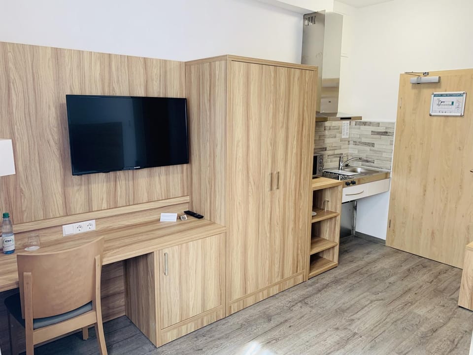 TV and multimedia, Kitchen or kitchenette, minibar, oven, stove