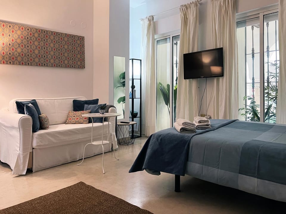 Bed, TV and multimedia, Living room, Photo of the whole room, Seating area, Dining area, Bedroom, towels