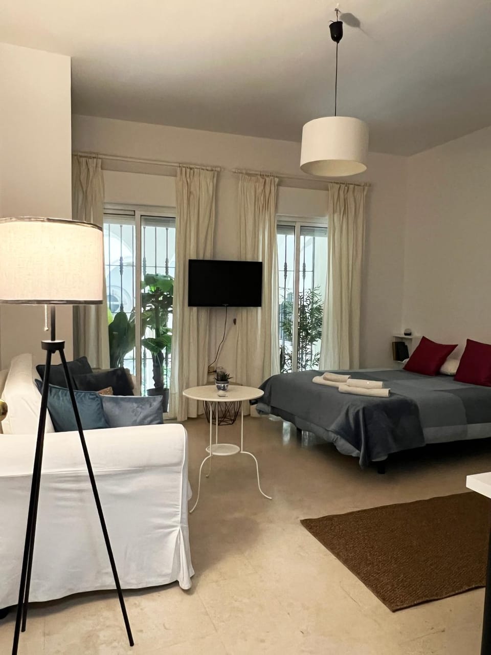 Bed, TV and multimedia, Living room, Photo of the whole room, Seating area, Bedroom