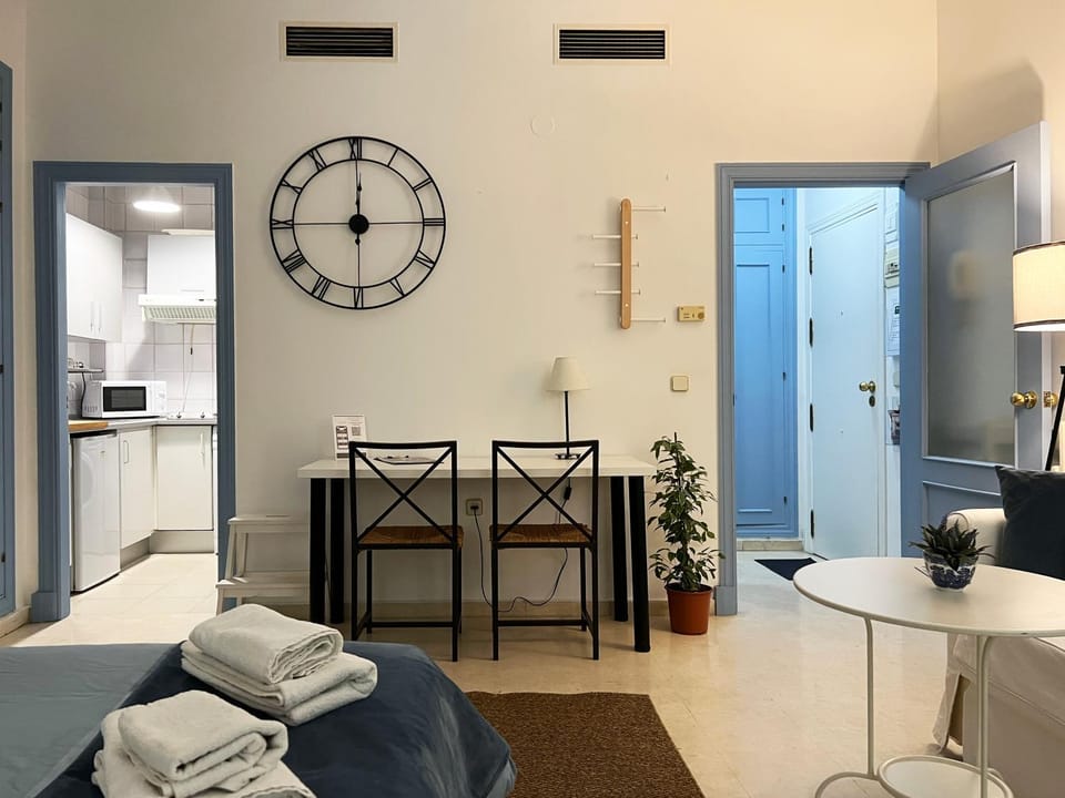 Bed, Kitchen or kitchenette, Living room, Photo of the whole room, Seating area, Dining area, towels